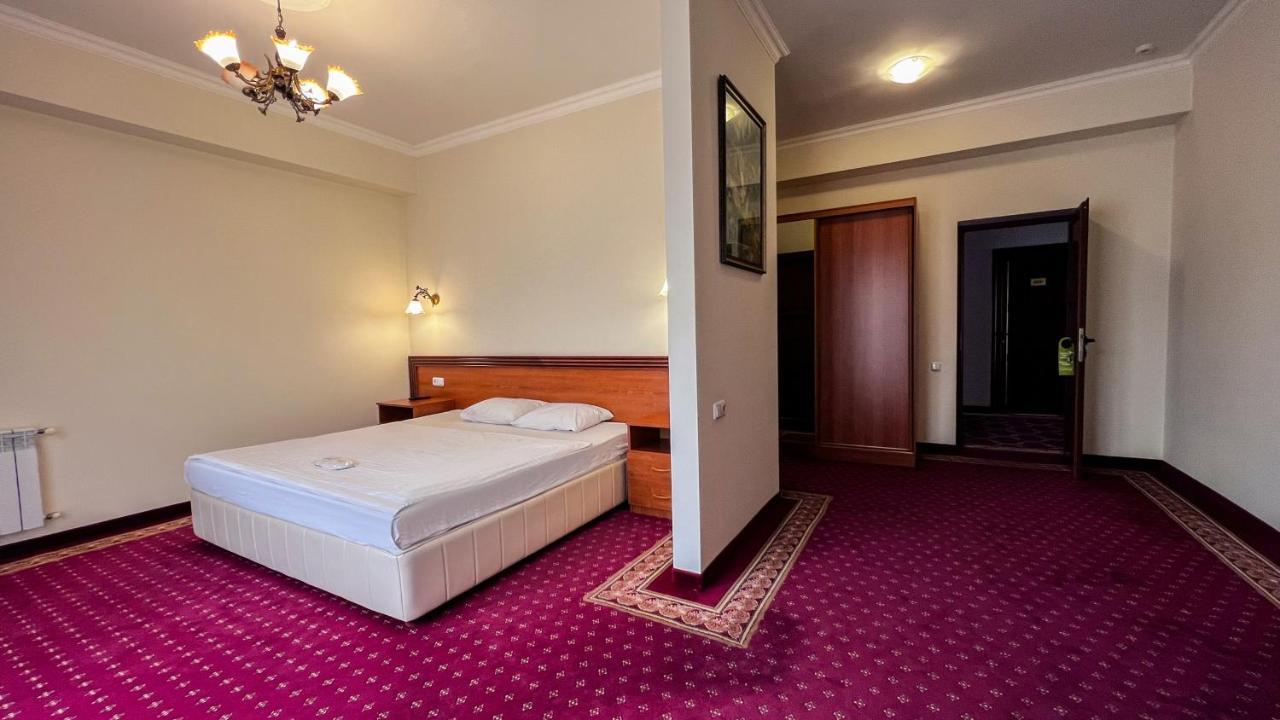 Olympavan Hotel Yerevan Exterior photo